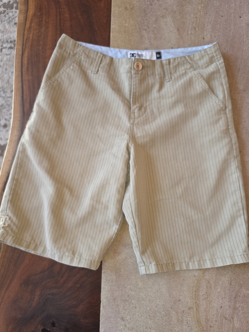 DC Men's Tan Pinstripe Flat Front Shorts Size 30.